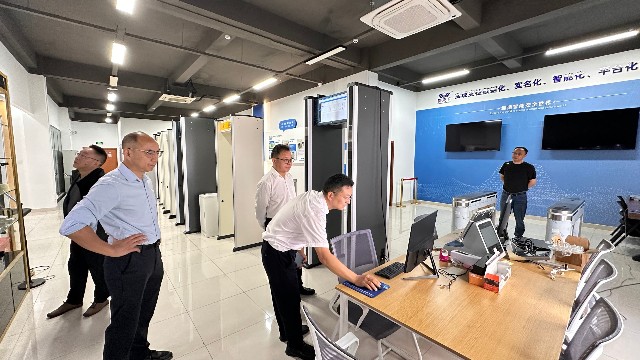 湖北崇陽領(lǐng)導(dǎo)蒞臨昆山三迅考察指導(dǎo)，智能安檢科技守護(hù)校園純凈環(huán)境