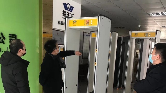 通過(guò)式體溫安檢門(mén)