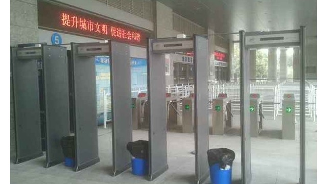 通道式金屬探測(cè)門降低人才市場(chǎng)安全風(fēng)險(xiǎn),維護(hù)人才市場(chǎng)的安全秩序