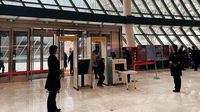 連云港保利大劇院引入劇院安檢門等安檢設(shè)備，確保場館平安有序